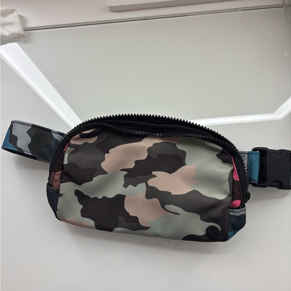 Lululemon Everywhere Belt Bag Camo